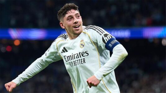 فيديريكو فالفيردي يحتفل بهدفه مع ريال مدريد في الدوري الإسباني