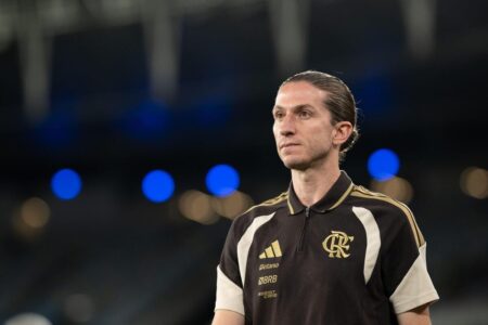 فيليبي لويس مدرب فلامنجو السابق يحيي الجماهير بعد مباراة في الدوري البرازيلي