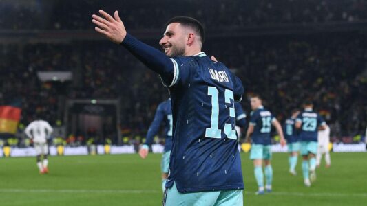 احتفال لاعبي منتخب ألمانيا بالفوز على غانا في مباراة ودية بشتوتغارت