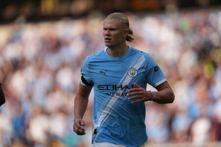 إيرلينج هالاند بقميص مانشستر سيتي ووكيلة أعماله رافاييلا بيمينتا