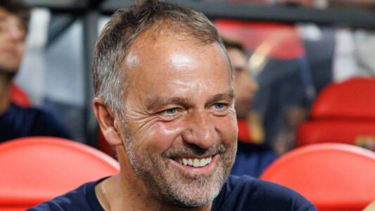 هانز فليك مدرب برشلونة يتحدث في مؤتمر صحفي عن مستقبله وتجديد عقده مع النادي الكتالوني