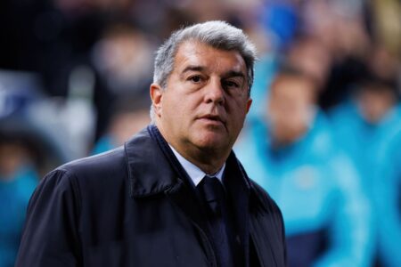 خوان لابورتا يحتفل بفوزه في انتخابات رئاسة نادي برشلونة لولاية جديدة