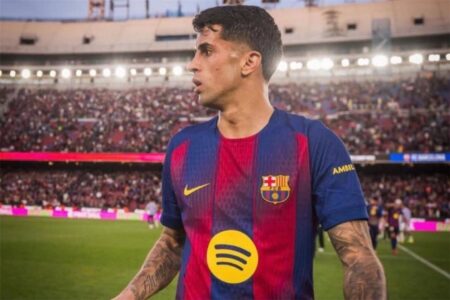 جواو كانسيلو بقميص برشلونة خلال مباراة في الدوري الإسباني