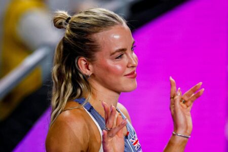 كيلي هودجكينسون تحتفل بفوزها بالميدالية الذهبية في أولمبياد باريس