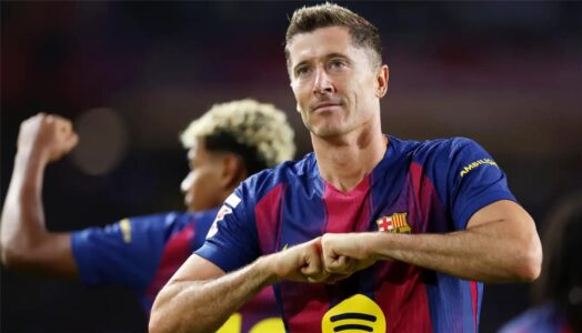 روبرت ليفاندوفسكي بقميص برشلونة يحتفل بهدف في الدوري الإسباني