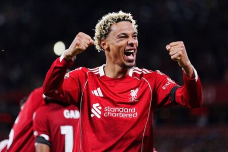 لاعبو ليفربول يحتفلون في دوري أبطال أوروبا 2025/26