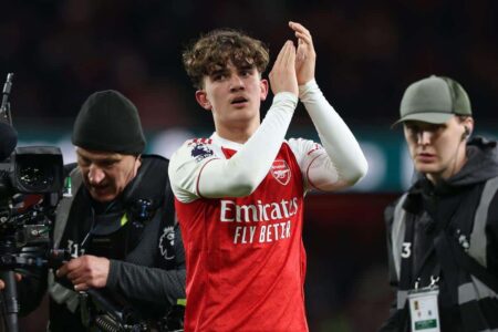ماكس دومان لاعب أرسنال الشاب يحتفل بهدفه التاريخي في الدوري الإنجليزي