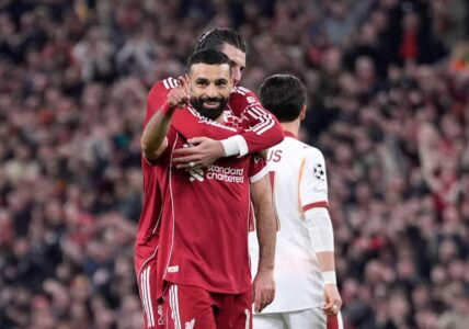 محمد صلاح يودع جماهير ليفربول في ملعب الأنفيلد بعد مسيرة حافلة بالألقاب