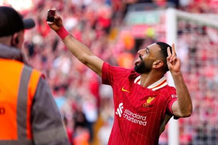 محمد صلاح يحتفل بهدف مع ليفربول في ملعب الأنفيلد أمام الجماهير