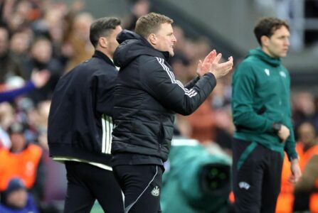 إيدي هاو مدرب نيوكاسل يوجه اللاعبين في مباراة نيوكاسل وبرشلونة دوري أبطال أوروبا