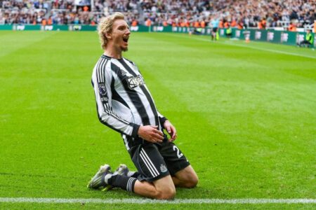 نيك ولتيماد لاعب نيوكاسل يونايتد خلال مباراة في الدوري الإنجليزي