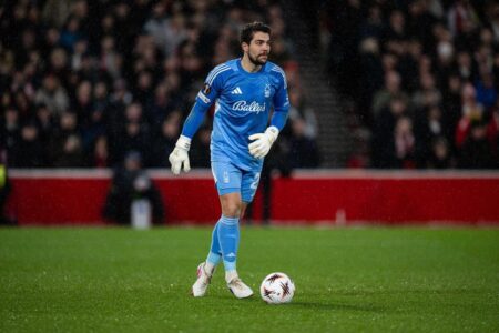 لاعبو نوتينغهام فورست يحتفلون بالتأهل قبل مواجهة توتنهام في البريميرليج