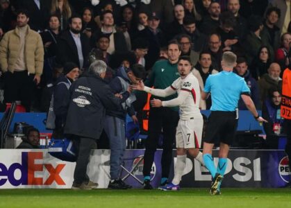 بيدرو نيتو لاعب تشيلسي يعتذر لجامع الكرات بعد واقعة دوري أبطال أوروبا