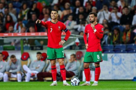 صورة لمدرب منتخب البرتغال روبرتو مارتينيز أثناء إعلان القائمة الرسمية لمباريات مارس