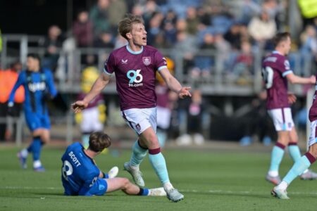 لاعبو برايتون يحتفلون بالفوز على سندرلاند في الدوري الإنجليزي