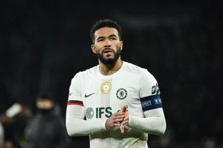 ليام روزينيور مدرب تشيلسي يظهر عليه الإحباط بعد الهزيمة أمام باريس سان جيرمان في دوري أبطال أوروبا