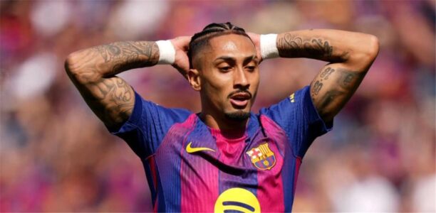 النجم البرازيلي رافينها بقميص نادي برشلونة خلال إحدى المباريات