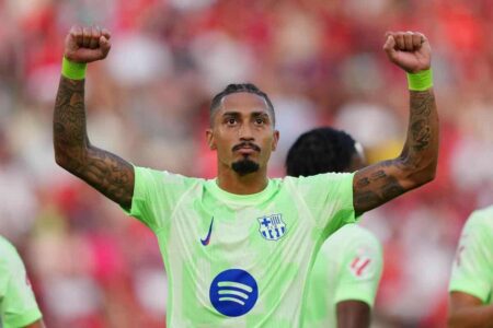 رافينيا لاعب برشلونة والبرازيل يغادر الملعب مصاباً في مباراة فرنسا