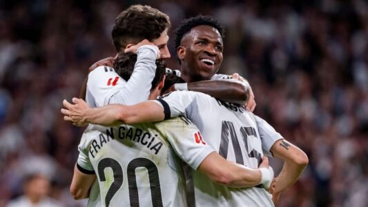 احتفال لاعبي ريال مدريد بالفوز الكبير على إلتشي في الدوري الإسباني بملعب سانتياغو برنابيو