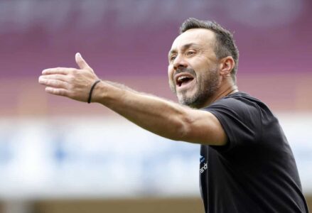 روبرتو دي زيربي يوجه التعليمات الفنية خلال مباراة في الدوري الإنجليزي