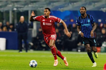 ريان جرافينبيرش يبتسم بقميص ليفربول بعد توقيع عقده الجديد في ملعب أنفيلد