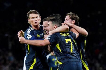 تشكيلة لاعبي منتخب اسكتلندا واليابان في مباراة ودية دولية بملعب هامبدن بارك