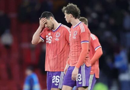 احتفال جونيا إيتو بهدف فوز اليابان على اسكتلندا في ملعب هامبدن بارك