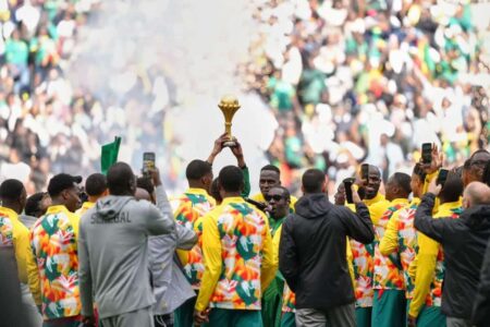 لاعبو منتخب السنغال يحملون كأس أمم أفريقيا في ملعب ستاد دي فرانس رغم قرار التجريد