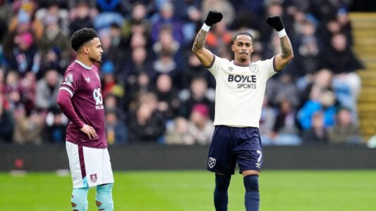 كريسينسيو سومرفيل يحتفل بهدفه الرائع في مرمى فولهام بالدوري الإنجليزي الممتاز