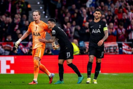 مشجعو نادي توتنهام يعبرون عن غضبهم في مدرجات ملعب ميتروبوليتانو بعد الخسارة من أتلتيكو مدريد