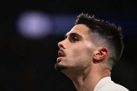 بيدرو نيتو لاعب تشيلسي يعتذر لجامع الكرات بعد مباراة باريس سان جيرمان في دوري أبطال أوروبا