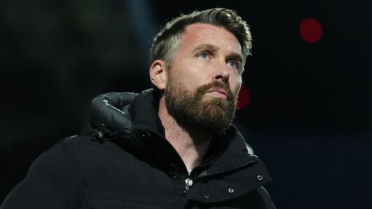 روب إدواردز مدرب وولفرهامبتون يوجه تعليماته للاعبين خلال مباراة برينتفورد