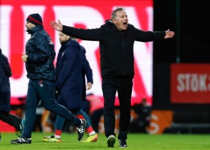 لاعبو ريكسهام يحتفلون بالفوز على سوانزي سيتي في دوري البطولة الإنجليزية