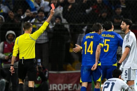 أليساندرو باستوني بقميص منتخب إيطاليا خلال مباراة دولية