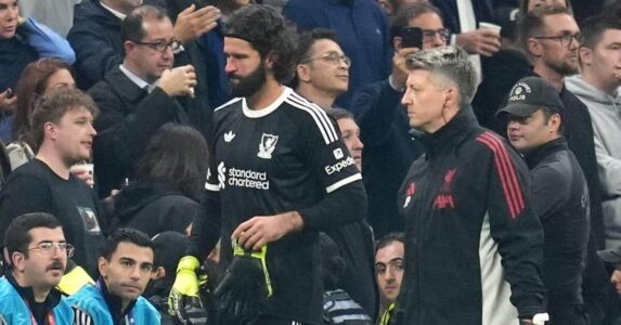 فيرجيل فان دايك يتحدث عن مستقبل أليسون بيكر مع ليفربول