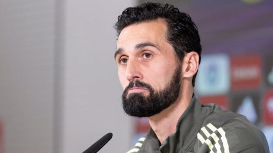 ألفارو أربيلوا مدرب ريال مدريد يتحدث في مؤتمر صحفي عن مبابي وفينيسيوس