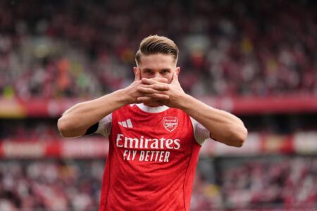 فيكتور جيوكيريس يحتفل بهدفه في مباراة أرسنال وبورنموث في الدوري الإنجليزي الممتاز