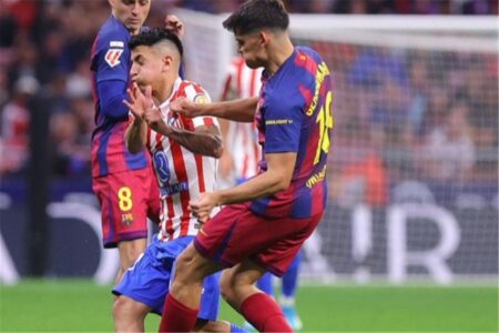 لقطة مثيرة للجدل من مباراة برشلونة وأتلتيكو مدريد في الدوري الإسباني تظهر تدخل تقنية الفيديو