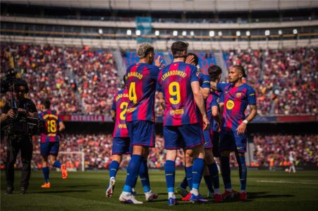 لاعبو برشلونة بالدي وكوندي في تدريبات الفريق قبل مباراة أتلتيكو مدريد