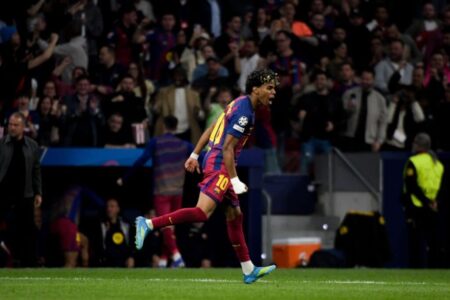 احتفال لاعبي برشلونة بهدف لامين يامال في مرمى أتلتيكو مدريد بدوري أبطال أوروبا