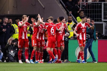 هاري كين يحتفل بهدفه مع بايرن ميونخ في كأس ألمانيا ضد باير ليفركوزن