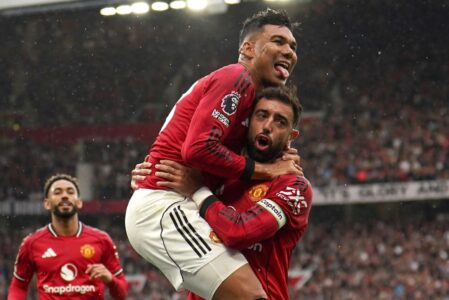 كاسيميرو بقميص مانشستر يونايتد يحيي الجماهير في ملعب أولد ترافورد