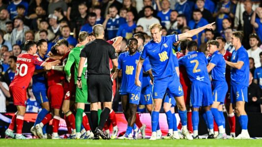 لقطة من مباراة ليستر سيتي وشيفيلد وينزداي في دوري البطولة الإنجليزية