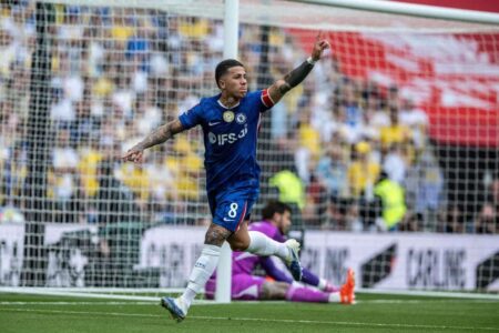 إنزو فرنانديز يحتفل بهدفه في مرمى ليدز يونايتد بنصف نهائي كأس الاتحاد الإنجليزي