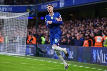 كول بالمر بقميص تشيلسي يبتسم خلال مباراة في الدوري الإنجليزي الممتاز