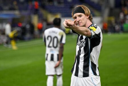 إيدي هاو مدرب نيوكاسل يوجه تعليمات للاعبه أنتوني غوردون خلال مباراة في الدوري الإنجليزي