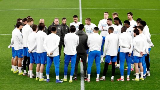 إدواردو كامافينجا بقميص ريال مدريد خلال مباراة في الدوري الإسباني