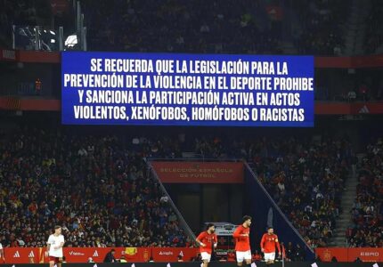 شعار الاتحاد الدولي لكرة القدم فيفا والاتحاد الإسباني لكرة القدم