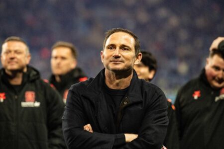 فرانك لامبارد مدرب كوفنتري سيتي يبتسم خلال مباراة في الدوري الإنجليزي