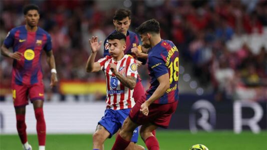 لقطة تدخل جيرارد مارتن على لاعب أتلتيكو مدريد في الدوري الإسباني